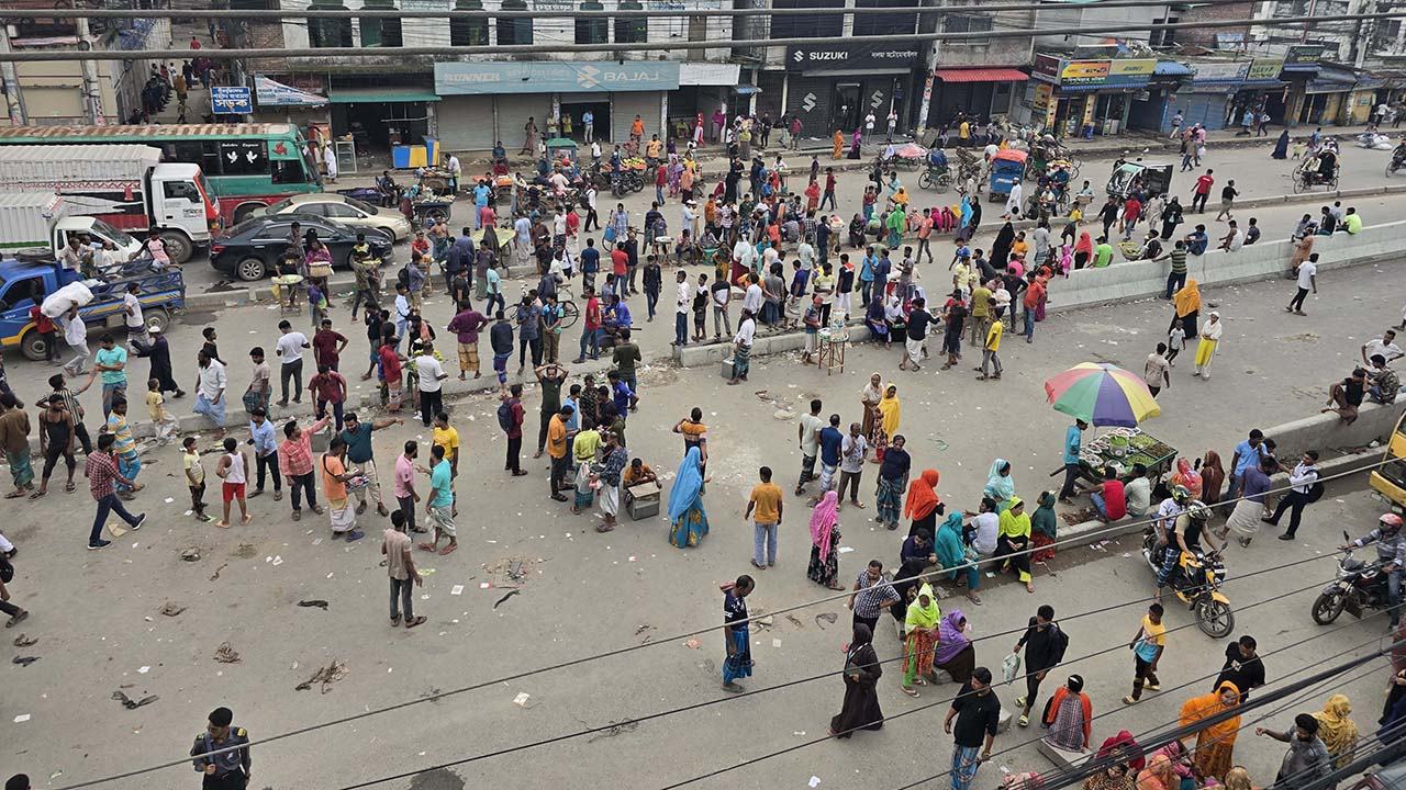 গাজীপুরে মহাসড়ক অবরোধ করে শ্রমিকদের বিক্ষোভ