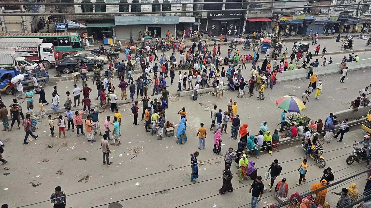 গাজীপুরে মহাসড়ক অবরোধ করে শ্রমিকদের বিক্ষোভ