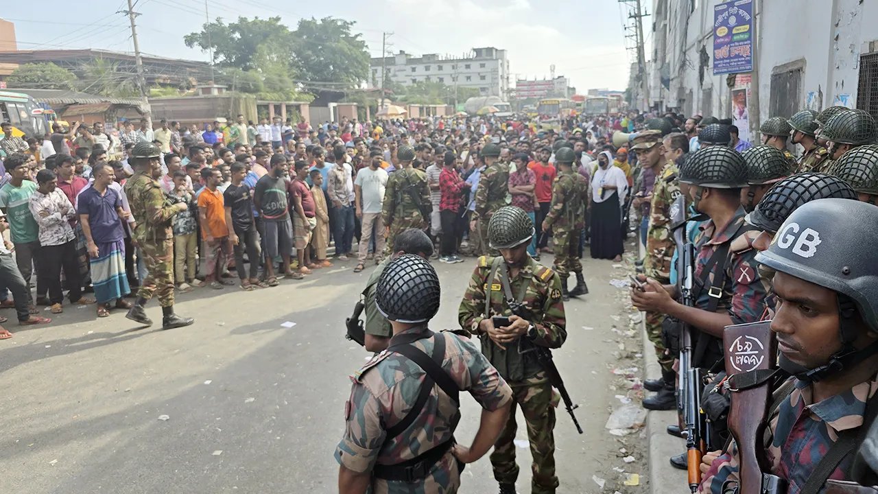 ফের মহাসড়কে শ্রমিকরা, বেতন হাতে না পাওয়া পর্যন্ত চলবে অবরোধ