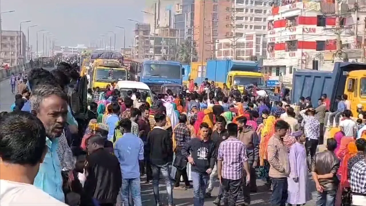 গাজীপুরে কারখানা খুলে দেওয়ার দাবিতে ঢাকা-টাঙ্গাইল মহাসড়ক অবরোধ