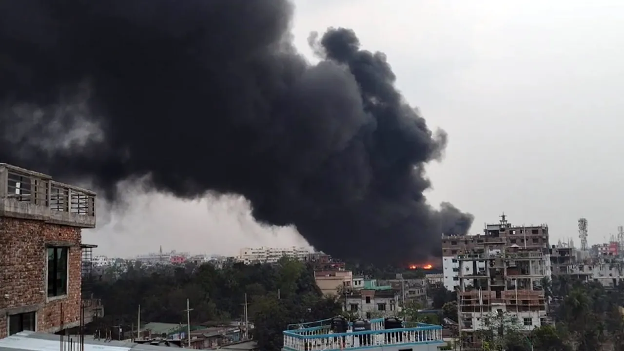 গাজীপুরে অ্যালুমিনিয়াম কারখানায় আগুন