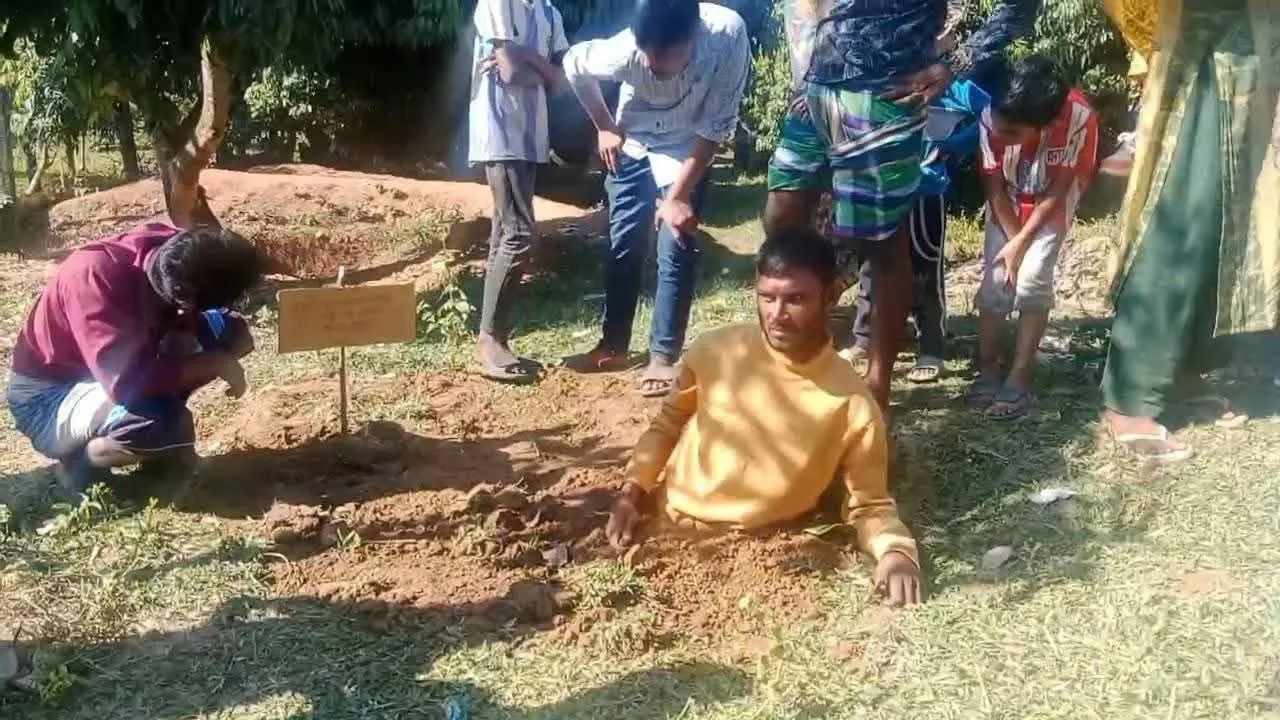 মাকে মারধর করায় ছেলেকে পুঁতে রাখলেন এলাকাবাসী