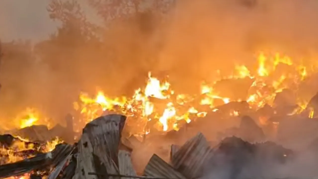 গাজীপুরে দুটি ঝুটের গুদামে  ভয়াবহ আগুন