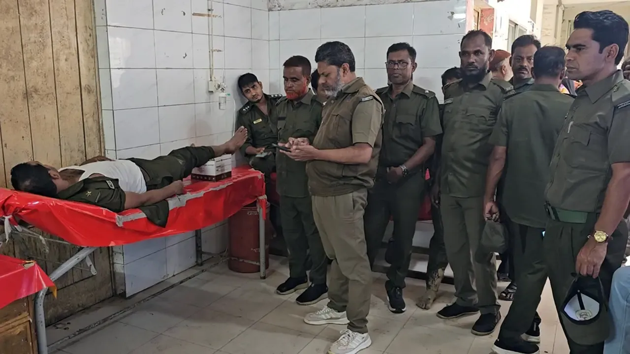 রেঞ্জ কর্মকর্তাসহ আহত ১৬