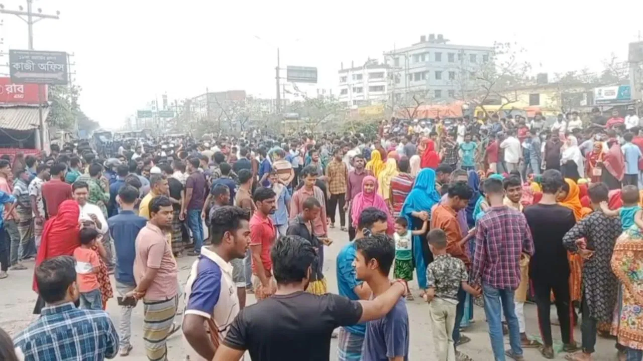 ঈদ বোনাসের দাবিতে শ্রমিকদের ঢাকা-ময়মনসিংহ মহাসড়ক অবরোধ
