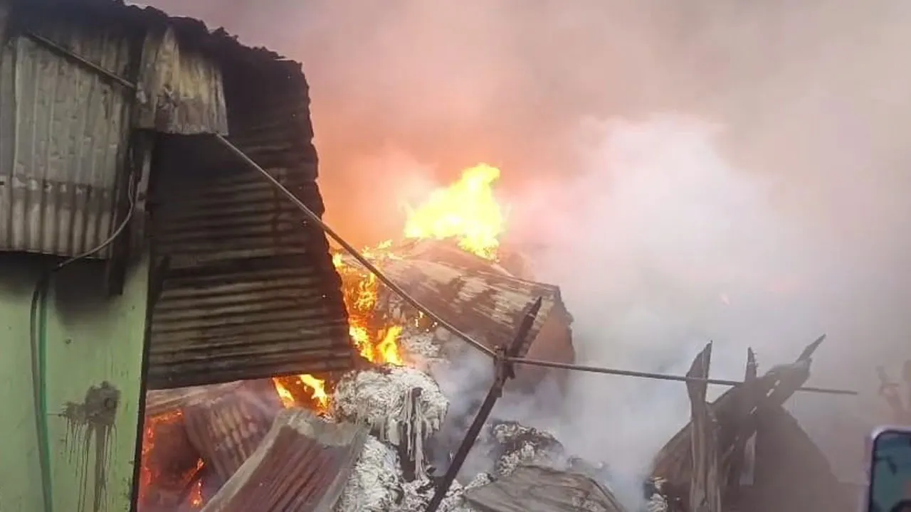 ঝুটের গুদামে আগুন নিয়ন্ত্রণে ফায়ার সার্ভিসের ৬ ইউনিট