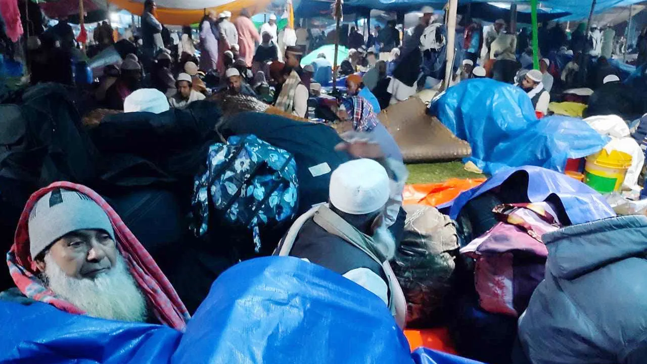 বৃষ্টিতে ইজতেমা ময়দানে মুসল্লিদের ভোগান্তি