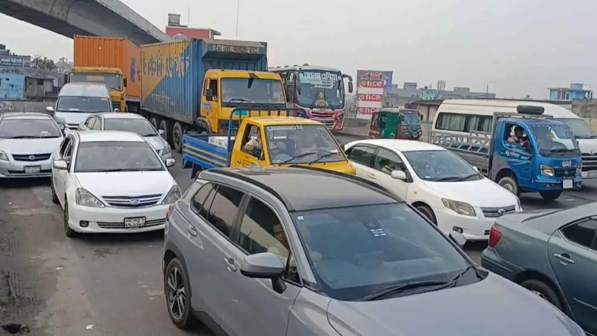 গাজীপুরে মহাসড়কে বেড়েছে যানবাহনের চাপ