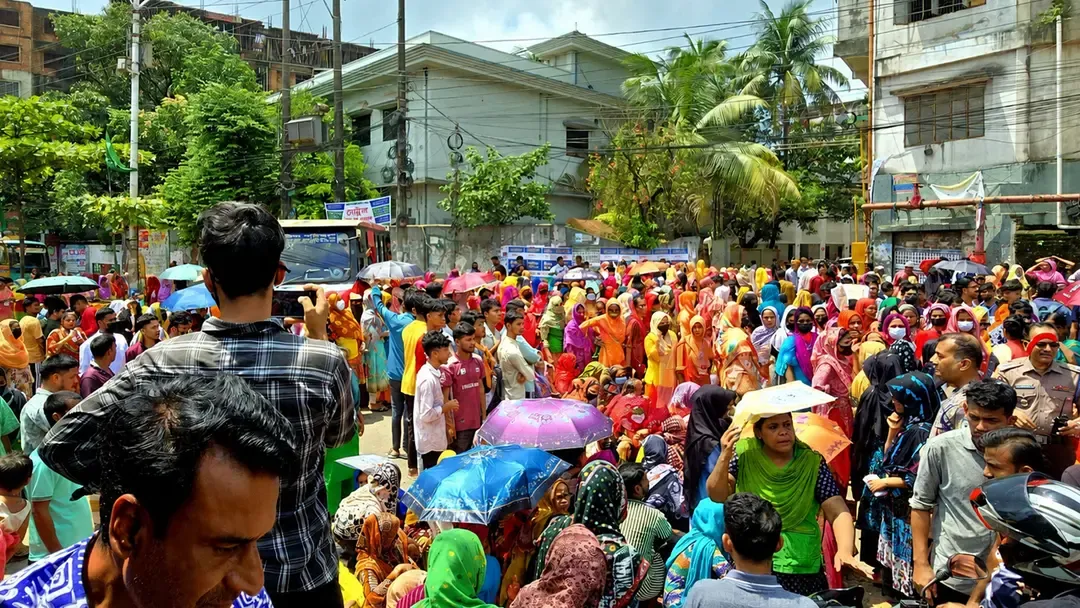 চট্টগ্রামে বকেয়া বেতনের দাবিতে পোশাক শ্রমিকদের সড়ক অবরোধ