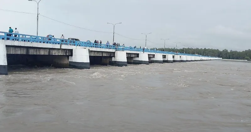 বিপৎসীমার ওপরে তিস্তার পানি- খুলে দেওয়া হয়েছে জলকপাট