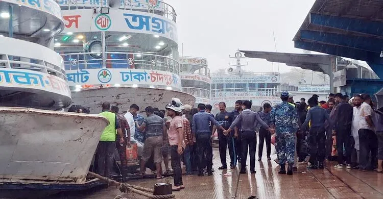 চাঁদপুর ঘাটে ভিড়তে গিয়ে দুই লঞ্চের সংঘর্ষ, আহত ১০