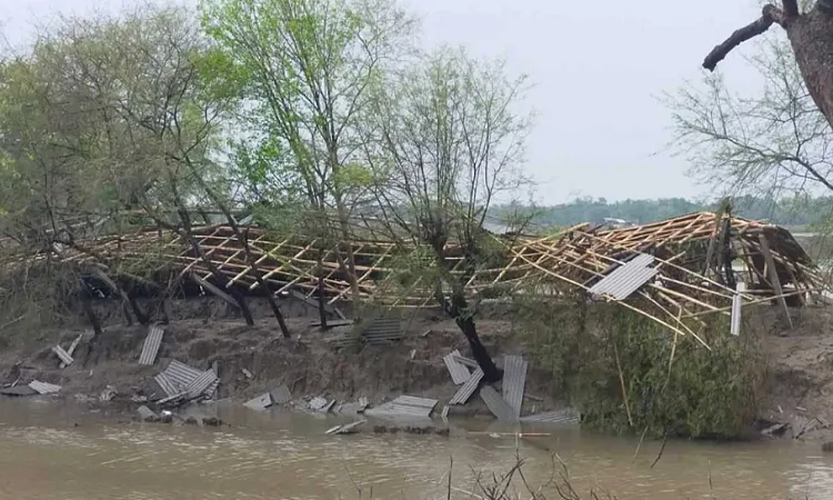 সাতক্ষীরায় কালবৈশাখী ঝড়ে ঘরবাড়ি বিধ্বস্ত