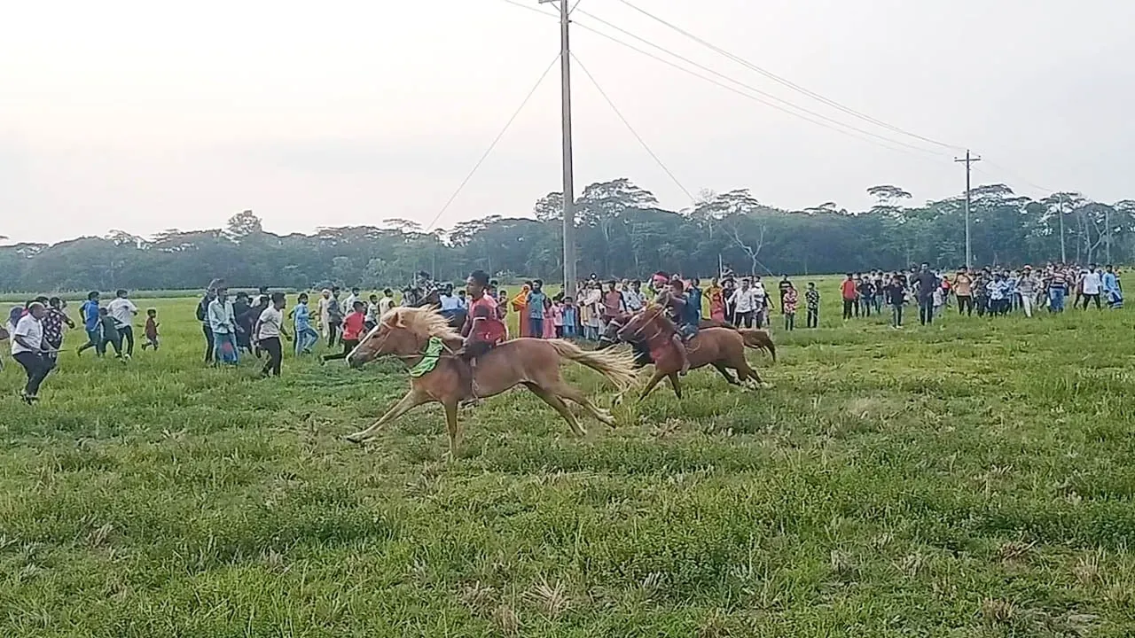 বৈশাখী মেলায় ঐতিহ্যবাহী ঘোড়া দৌড়