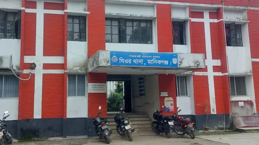 মেয়েকে ধর্ষণের অভিযোগে সৎ বাবা আটক