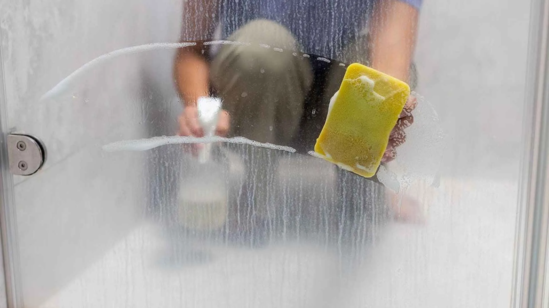 বাথরুমের কাচে সাদা দাগ পরিষ্কারের সহজ উপায়