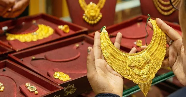 সোনার দাম ভরিতে বাড়ল ১০৭৩ টাকা