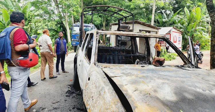 গোপালগঞ্জে মুখোশ পরে পুলিশের গাড়িতে আগুন