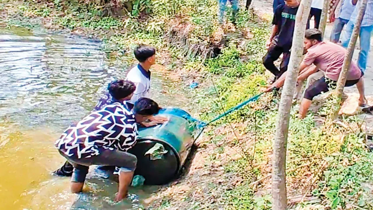 গোপালগঞ্জে পুকুরের  মিলল এক ব্যারেল ডিজেল