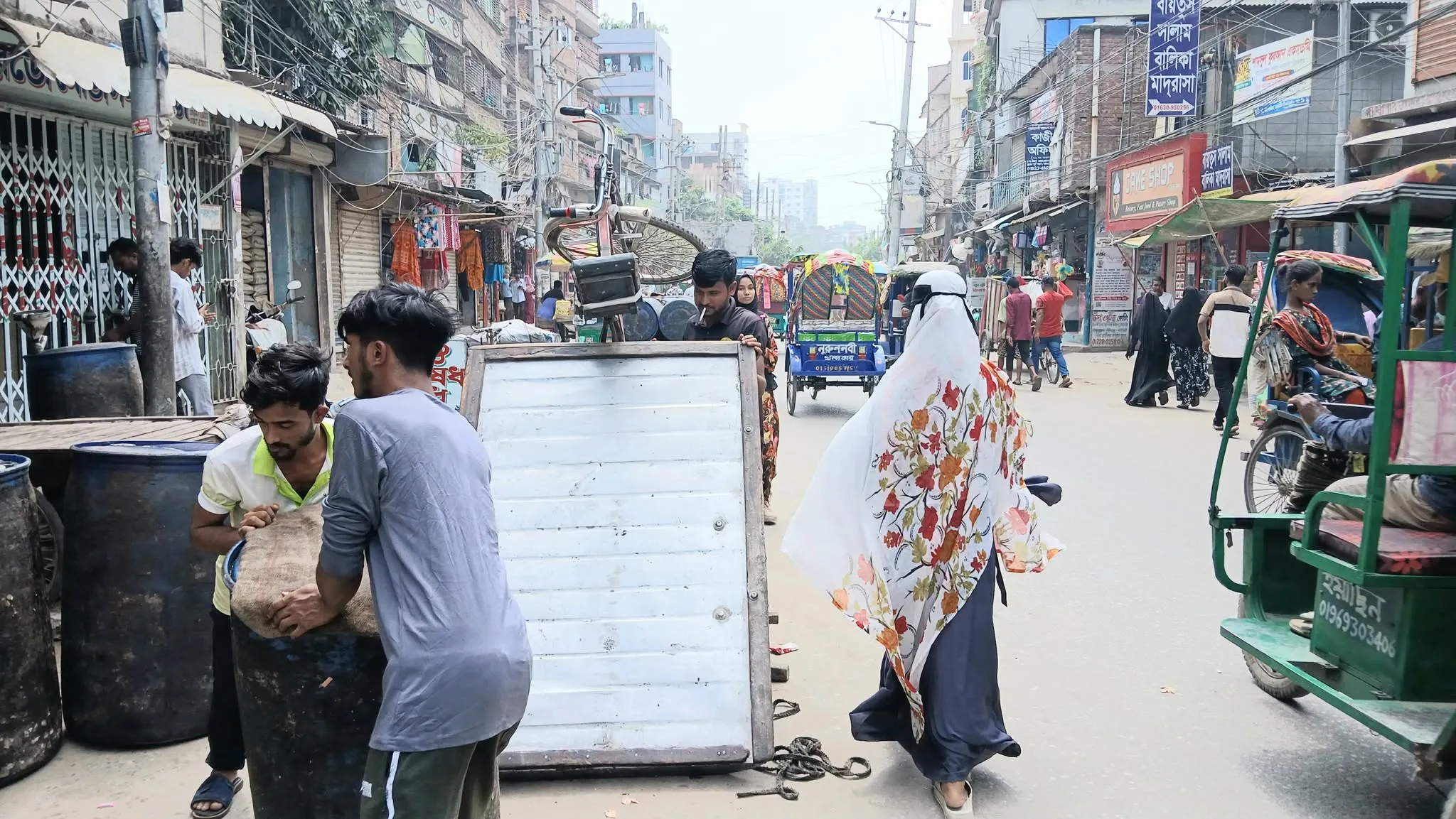 দাবদাহে পুড়ছে নগর, স্বস্তির আশায় আকাশপানে তাকিয়ে মানুষ