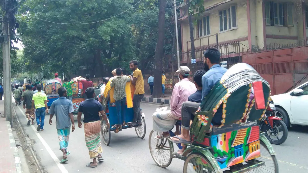 গুলশানে বন্ধ ব্যাটারি রিকশা, প্রতিবাদে চালকদের মিছিল