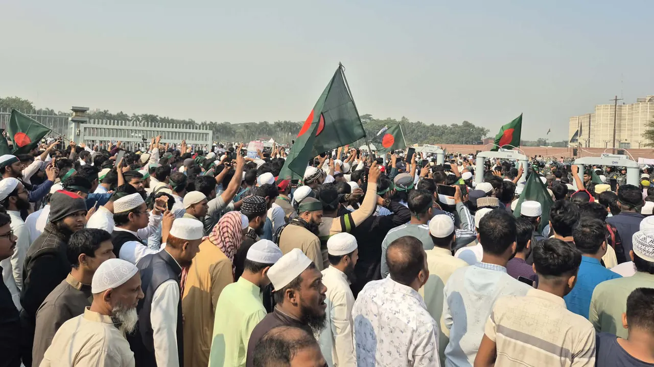 সংসদ ভবনের দক্ষিণ প্লাজায় প্রবেশ করলো হাজারো ছাত্র-জনতা