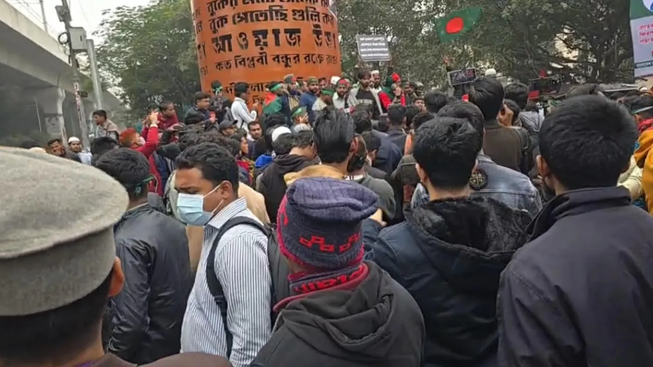 হাদির হত্যার বিচারের দাবিতে শাহবাগে জড়ো হচ্ছেন ছাত্র-জনতা