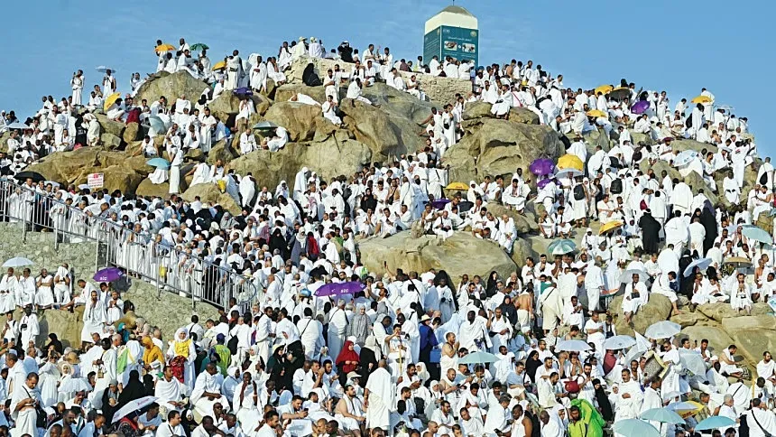 Pilgrims ascend Mount Arafat in Hajj climax