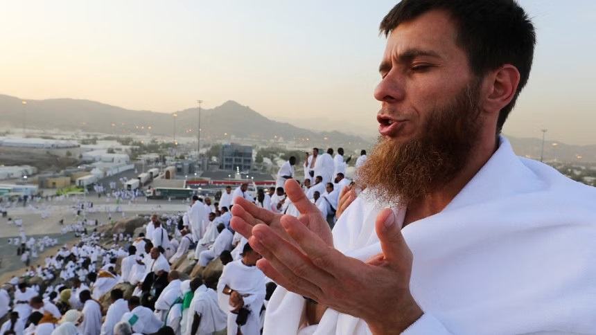 As temperatures climb, pilgrims ascend Mount Arafat for hajj climax