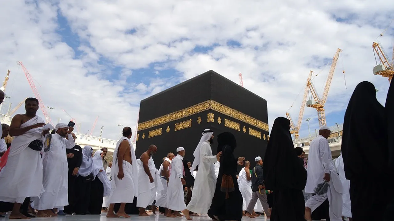 বিমান ভাড়ায় আটকে আছে হজ প্যাকেজ