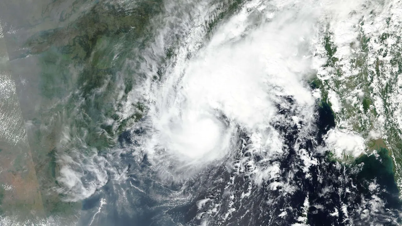 ঘূর্ণিঝড় হামুন: উপকূল অতিক্রম শুরু করেছে