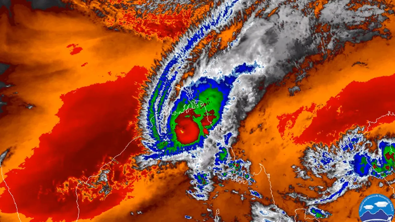 ঘূর্ণিঝড় হামুন: রাত ৯টা নাগাদ উপকূল অতিক্রম শুরু করতে পারে
