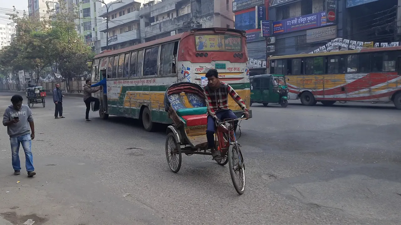 হরতালে সড়কে গণপরিবহন কম, প্রভাব নেই জনজীবনে