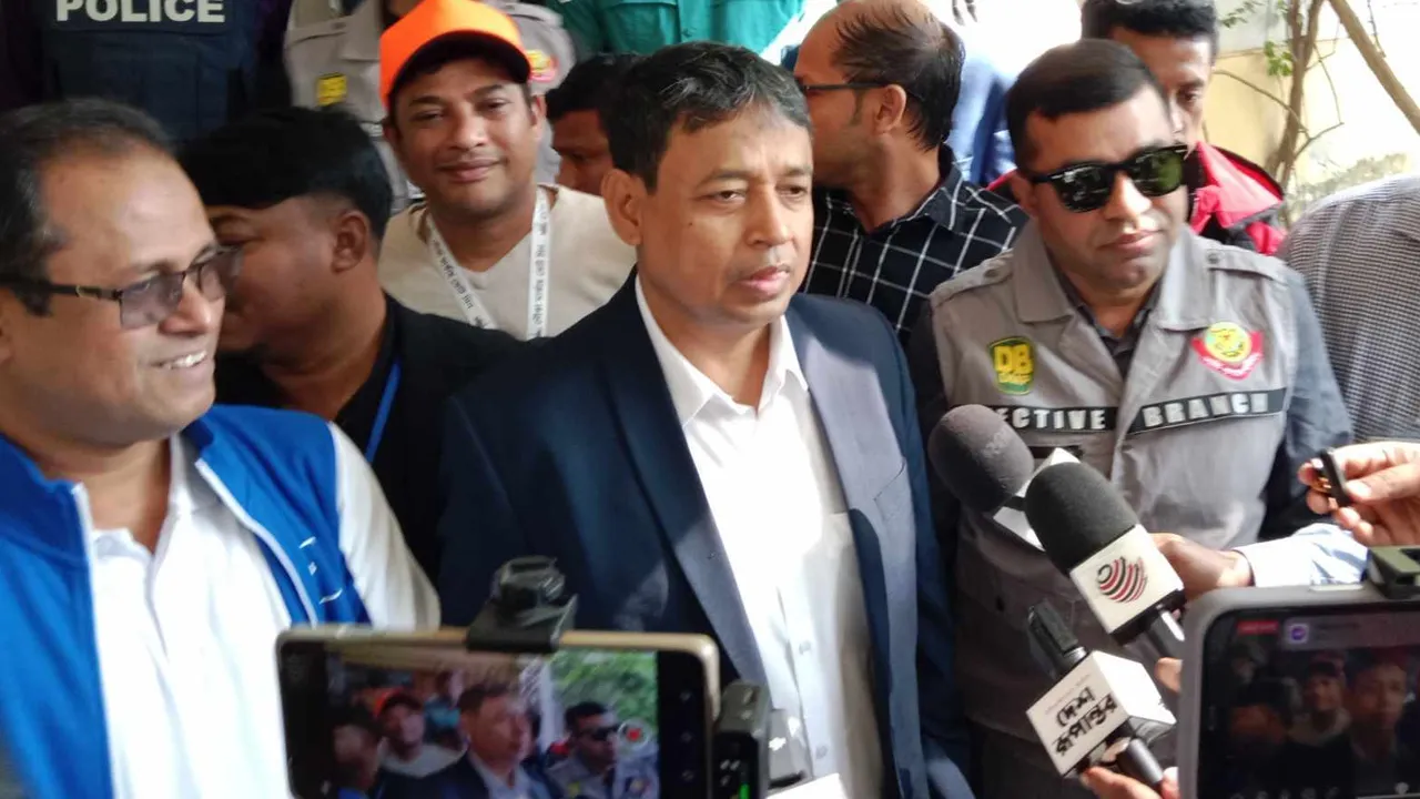 বিচ্ছিন্ন ঘটনা তাৎক্ষণিকভাবে সামাল দিচ্ছে আইনশৃঙ্খলা বাহিনী : ডিবি প্রধান