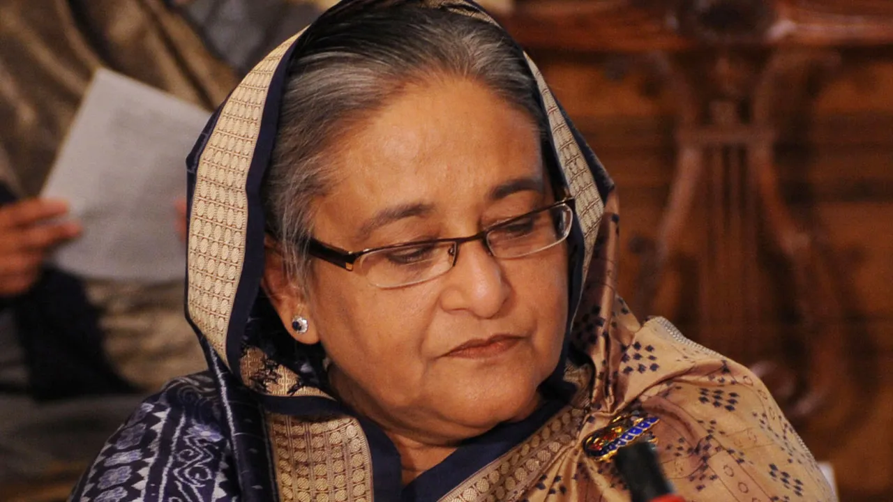 সেনাবাহিনীর যে বার্তা পেয়ে দেশত্যাগের সিদ্ধান্ত নেন শেখ হাসিনা