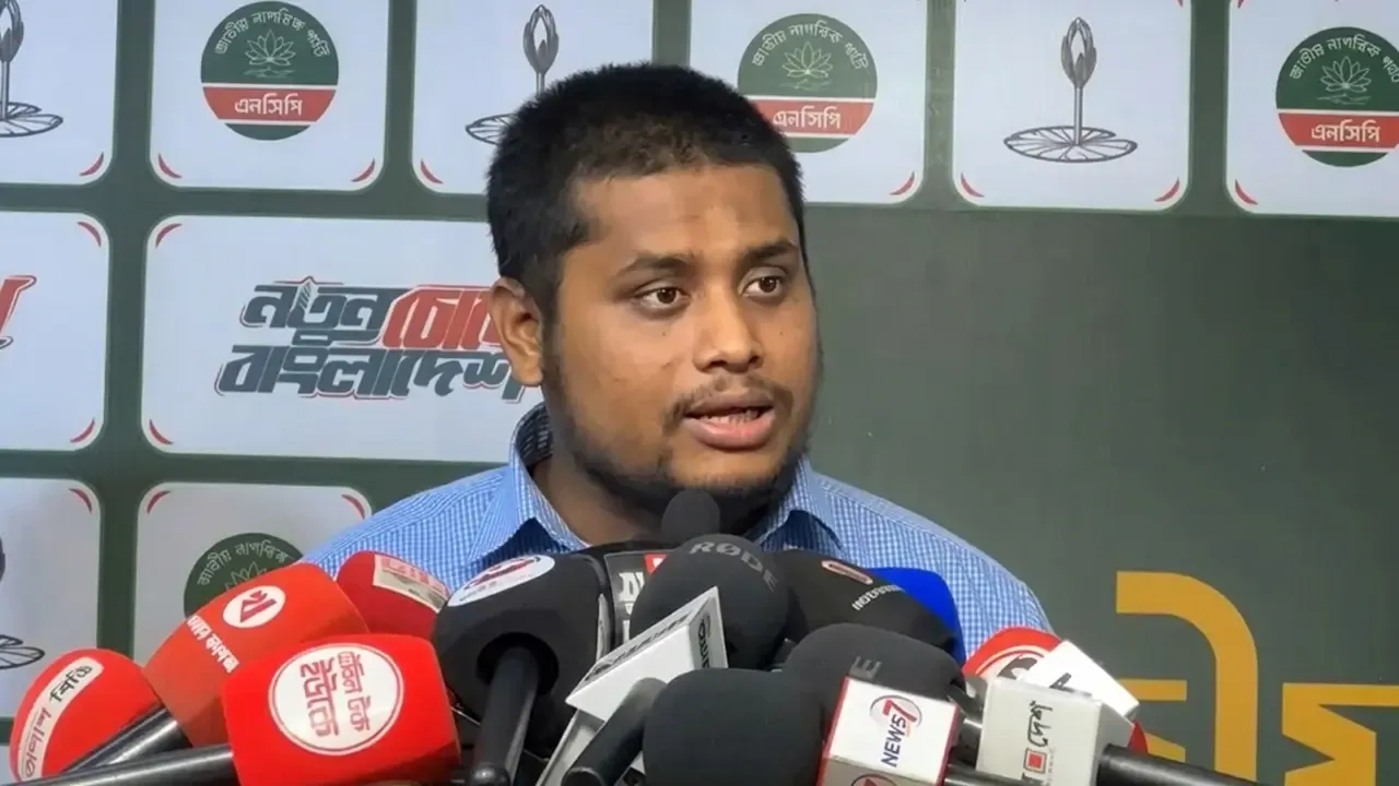 সরকারকে ফিটনেসবিহীন গাড়িতে তুলে দেওয়া হয়েছে