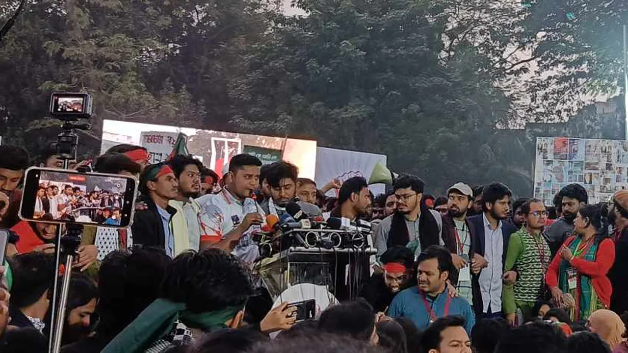 ‘আপনাদের আম্মু ফিরে আসবে না, রিয়েলিটি মাইনে নেন’ :  হাসনাত আবদুল্লাহ