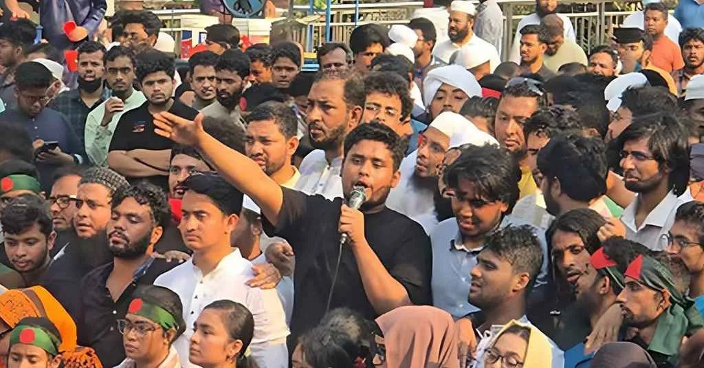 কর্মসূচি প্রত্যাহারের ডাক এলেও আন্দোলন চালিয়ে যাওয়ার আহ্বান হাসনাতের