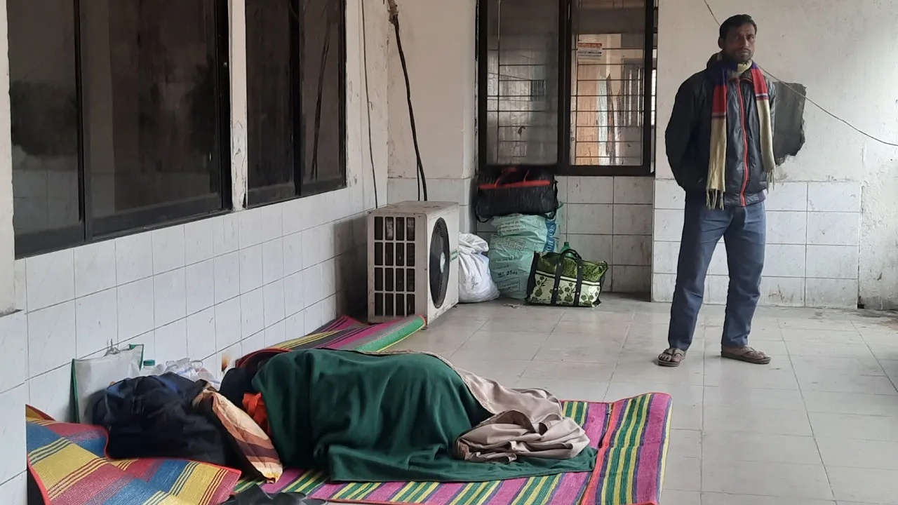 শীতে কষ্ট পাচ্ছেন হাসপাতালের মেঝে ও বারান্দায় থাকা রোগীরা