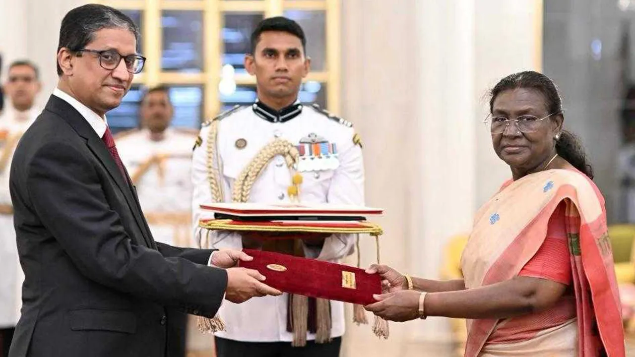 ভারতের রাষ্ট্রপতির কাছে বাংলাদেশের হাইকমিশনারের পরিচয়পত্র পেশ