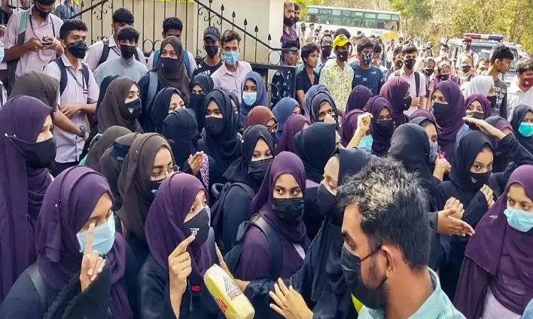 হিজাব বিতর্কে ভারতের সুপ্রিম কোর্টের বিভক্ত রায়