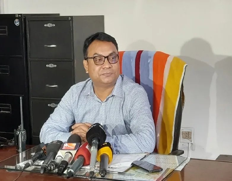 টিকিট ছাড়া কাউকে প্ল্যাটফর্মে ঢুকতে দেওয়া হচ্ছে না