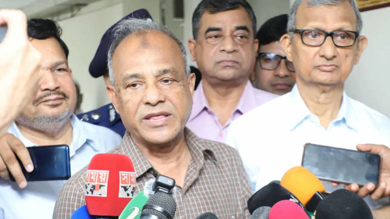 পরিবহনে ডাকাতি এড়াতে স্টপেজ থেকেই যাত্রীদের ছবি তুলতে হবে : স্বরাষ্ট্র উপদেষ্টা