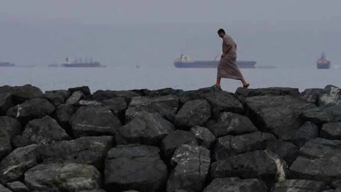 ইরানের অবরোধে উপসাগরে আটকা পড়েছে ২১৯০ জাহাজ