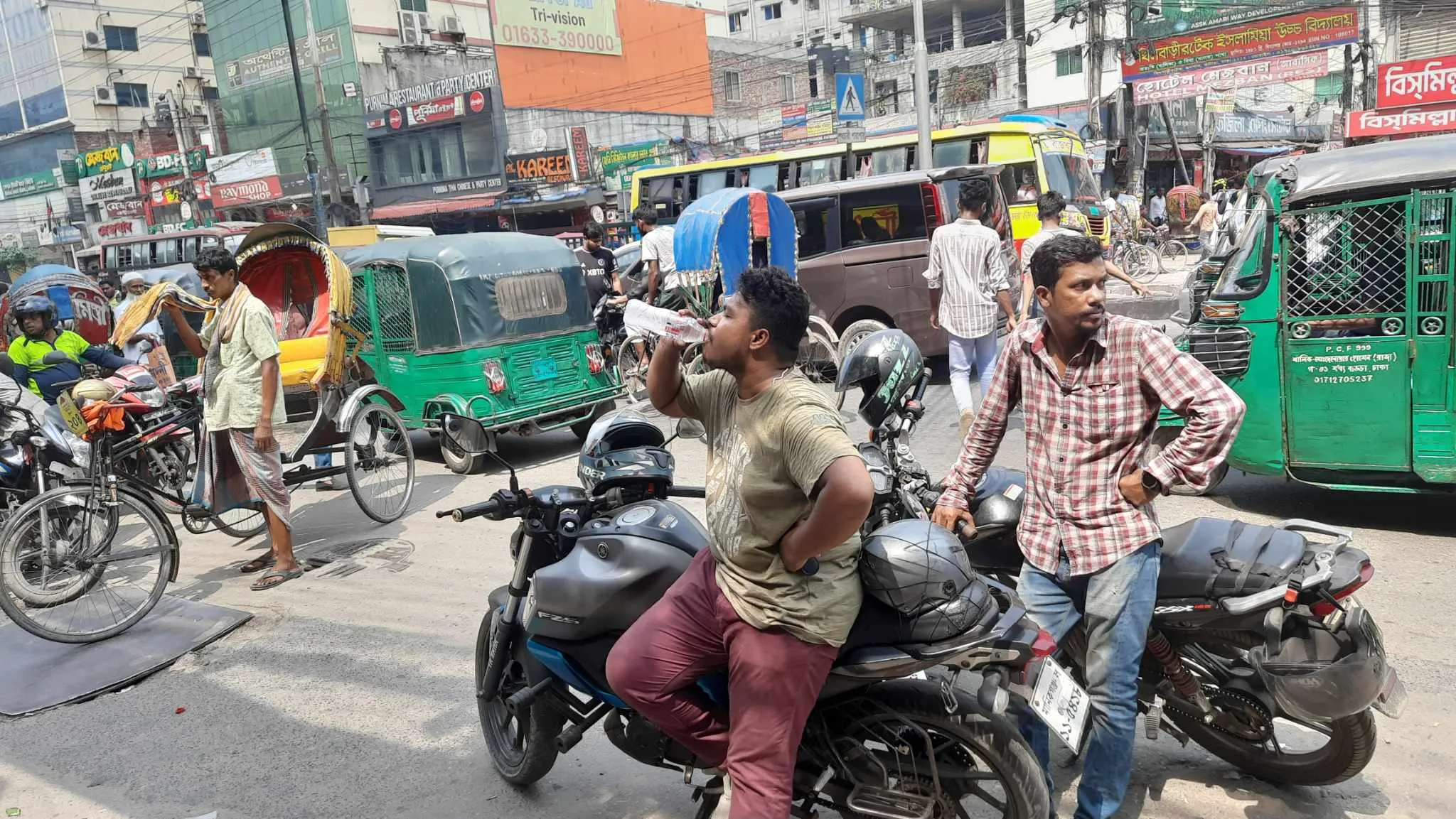 সকালেই ঢাকায় তাপমাত্রা ২৯.৭ ডিগ্রি সেলসিয়াস, গরমে হাঁসফাঁস জনজীবন