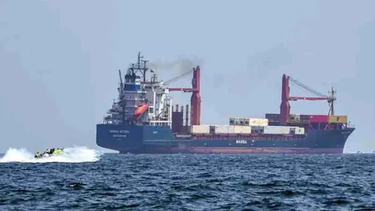 যুক্তরাষ্ট্রের নিষেধাজ্ঞা উপেক্ষা করে হরমুজ প্রণালি পার হলো চীনের জাহাজ