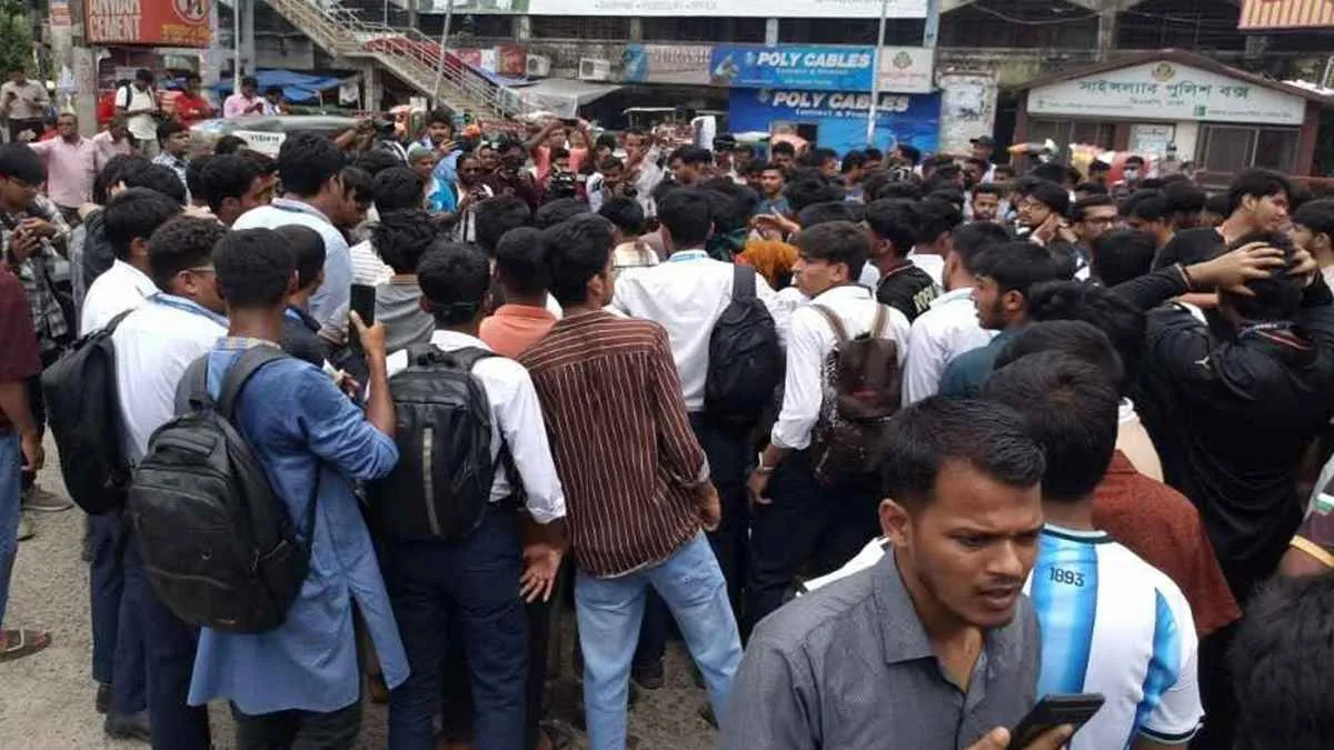 শিক্ষামন্ত্রীর পদত্যাগের দাবিতে সায়েন্সল্যাব-উত্তরায় সড়ক অবরোধ