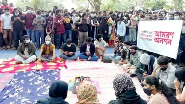 মধ্যরাতে শাবিপ্রবির আন্দোলনরত শিক্ষার্থীদের সাথে শিক্ষামন্ত্রীর আলোচনা