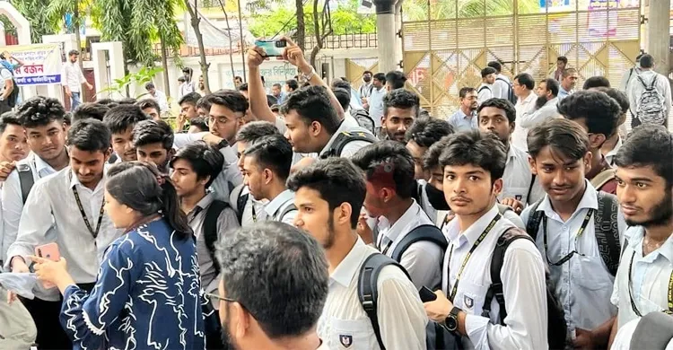 ধানমন্ডি আইডিয়াল কলেজের অধ্যক্ষসহ তিন শিক্ষক বরখাস্ত