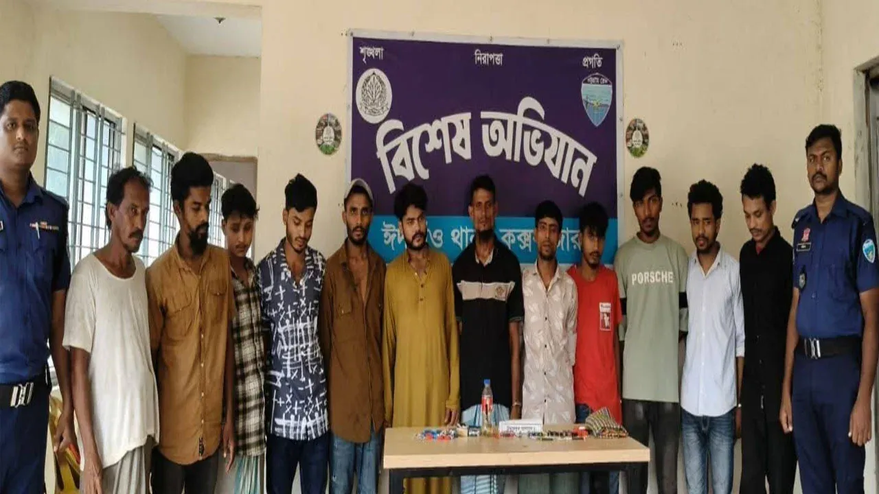 ঈদগাঁওয়ে ইয়াবা সেবনের সরঞ্জামসহ ১২ জন আটক