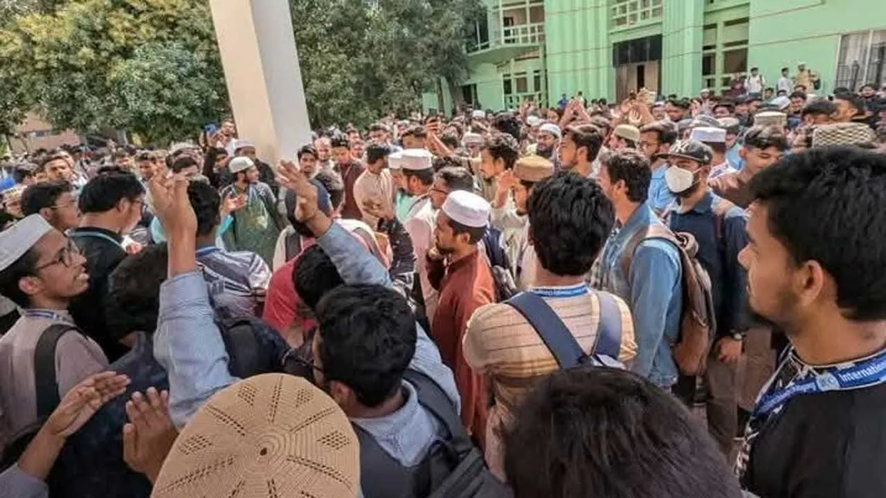 ১৩ দফা দাবিতে আন্দোলনে আইআইইউসি শিক্ষার্থীরা